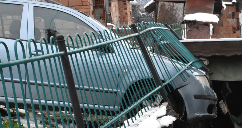 Паркиран автомобил потегли сам и едва не кацна върху хора в съседен двор