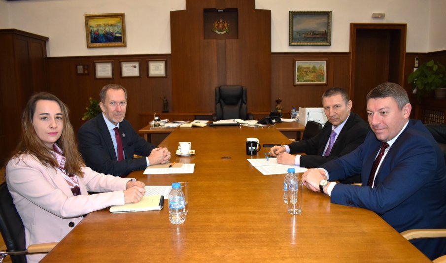 Борислав Сарафов и шефът на ДАНС с ключова среща за нелегалната фабрика за цигари в Батановци