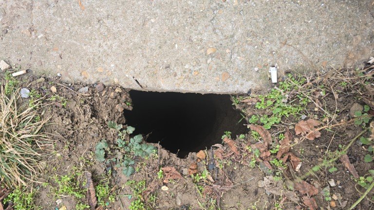 Дълбока и необезопасена дупка зейна на детска площадка в Плевен