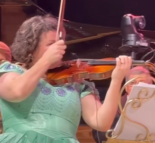 ТРОГАТЕЛНО! Българска цигуларка плака на Моя страна, моя България на концерта на Андре Рийо (ВИДЕО)