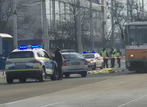 ТЕЖЪК ИНЦИДЕНТ В СОФИЯ: Камион прегази пешеходец, шофьорът избяга