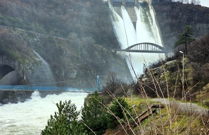 Язовирите Кърджали и Студен кладенец преливат, села са откъснати от света