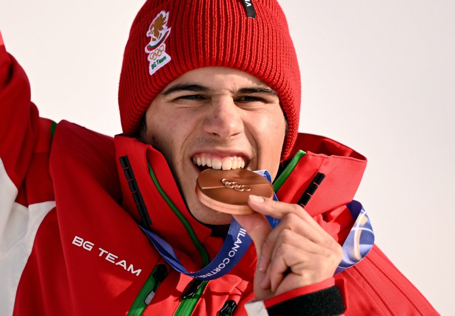 България посреща героя на Зимните олимпийски игри Тервел Замфиров