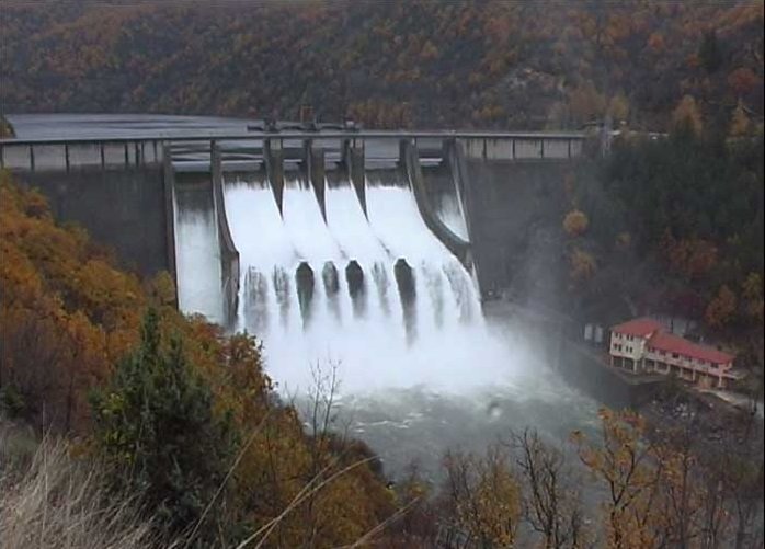 БЕЗ ПАНИКА: И язовир Ивайловград“ прелива, започнаха изпускане