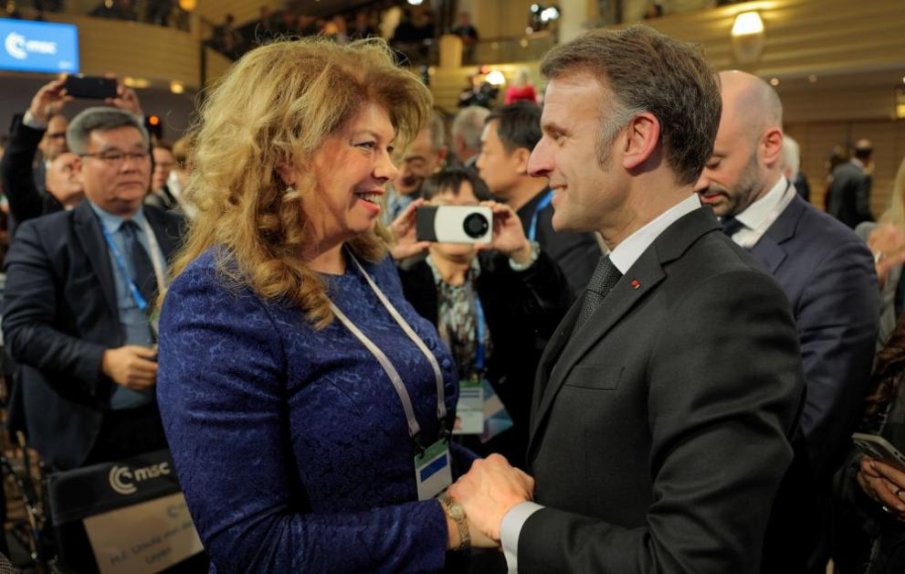 ВАЖНА СРЕЩА: Йотова и Макрон разговаряха в Мюнхен (СНИМКИ)