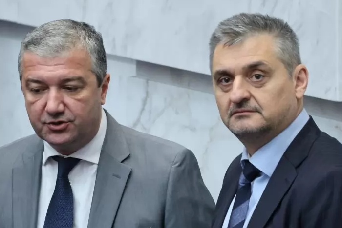 ЧЕРВЕНИ РОКАДИ: Драгомир Стойнев вече не е председател на парламентарната група на БСП -ОЛ. Кирил Добрев също е оттеглен