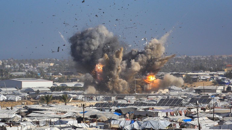 Израел нанесе въздушни удари в Газа, убити са най-малко 11 палестинци