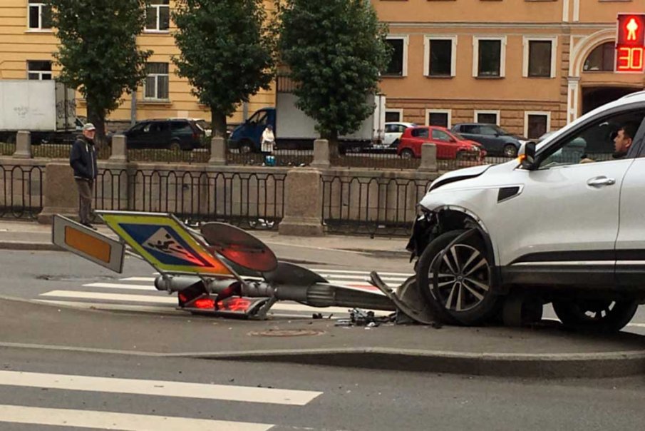 Кола се заби в пътен знак и отсече дърво до детска градина в Пловдив