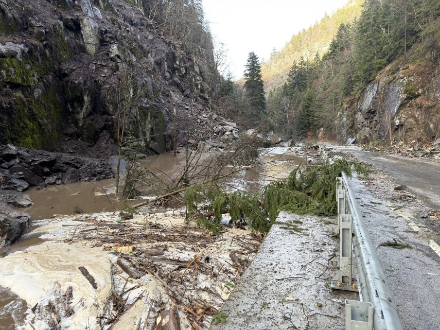 БЕДСТВИЕ: Река Чепинска заля пътя Сърница-Велинград (СНИМКИ)