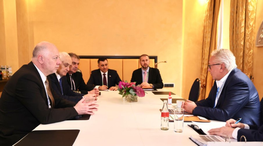 Росен Желязков и главният изпълнителен директор на „Райнметал“ Армин Папергер обсъдиха напредъка в стратегическия проект за завода за барут и снаряди