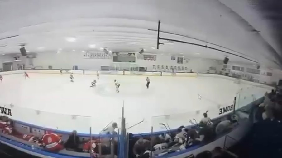 Стрелба на ледена пързалка, загинали са най-малко трима (ВИДЕО)