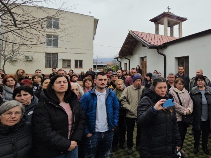Миряни от Сливен си искат натирения и разпопен свещеник