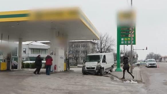 НА КОСЪМ ОТ ВЗРИВ: Микробус се вряза в бензиностанция в Хасково