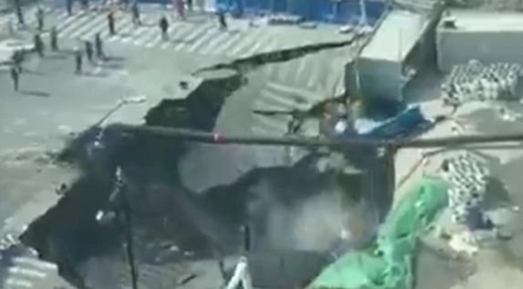 Като във филм на ужасите! Отвори се голяма дупка и погълна всичко на улица в Шанхай