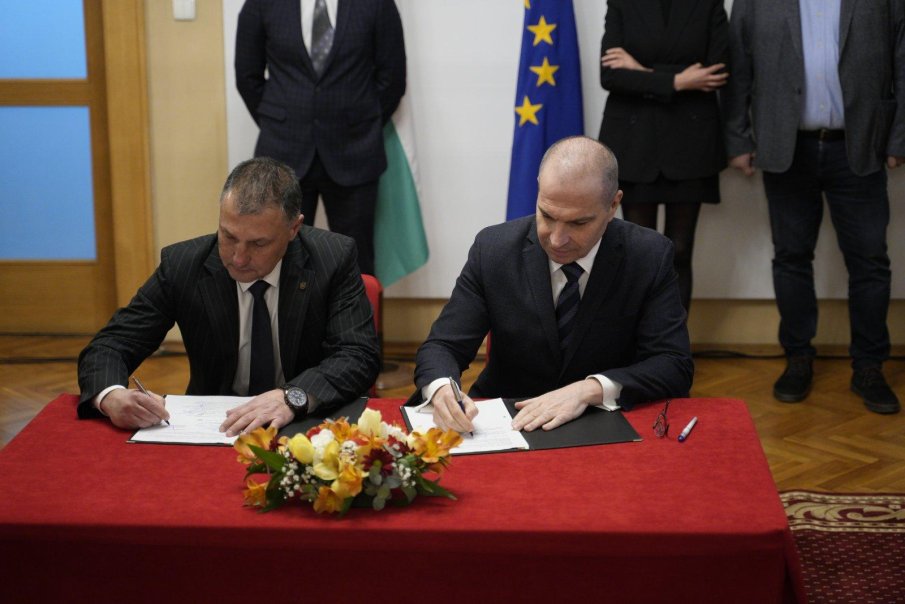 Гроздан Караджов подписа договорите за пътническите жп превози в страната