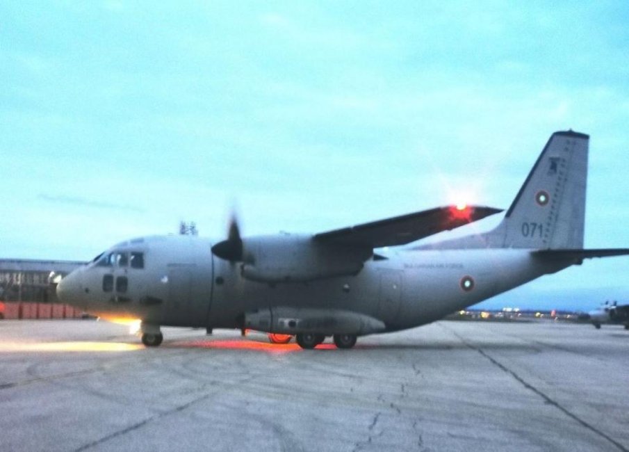 Военен самолет транспортира медици за трансплантация