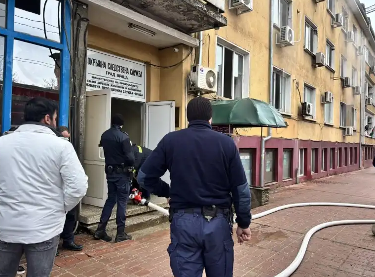 ОТ ПОСЛЕДНИТЕ МИНУТИ! Евакуират следствието във Враца заради пожар