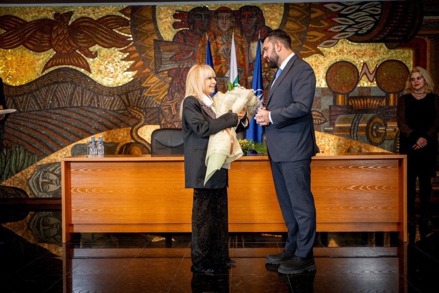 Лили Иванова получи почетния знак „Златна лаврова клонка“ на Министерството на външните работи