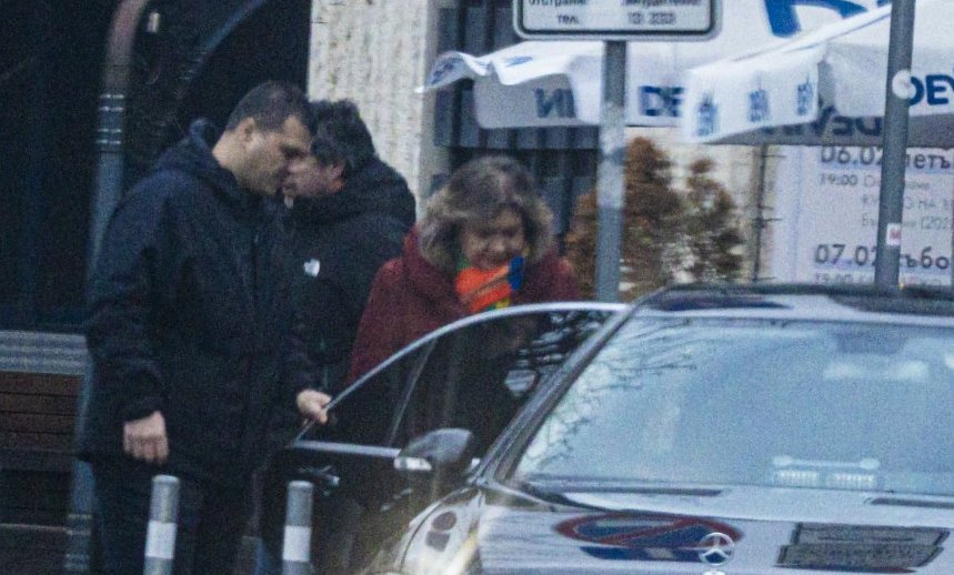 ГОРЕЩО В ПИК! Киселова се глези с услугите на НСО - охранител я обгрижва от до (СНИМКИ)