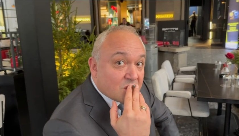 СУПЕР ЕКШЪН В ПИК TV! Изловиха Демерджиев да си пуши пуретата в центъра на София - адвокатът мълчи дали Гюров го е калесал за вътрешен министър (ВИДЕО)