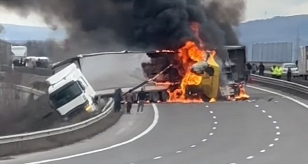 ПЪРВО В ПИК! На Северната тангента е страшно - два тира се удариха, пламна огромен пожар (ВИДЕО)