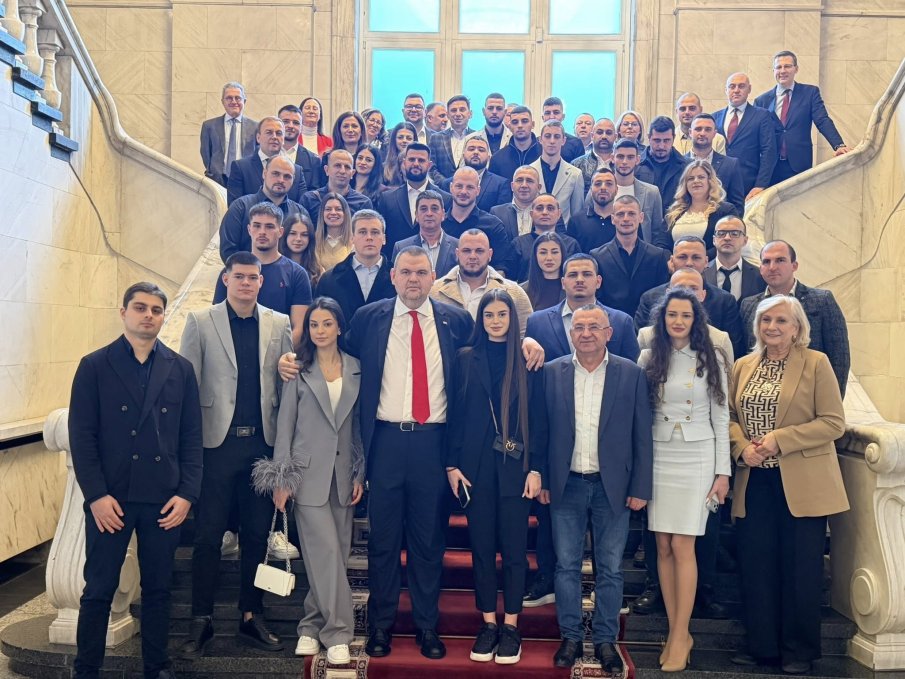 ГОРЕЩО! Делян Пеевски се срещна с младежи от Пазарджик (СНИМКИ)