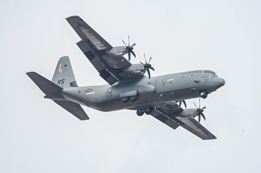 Огромен американски транспортен самолет С-130 Херкулес кацна в София (СНИМКИ)