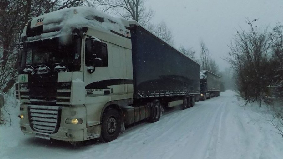 Заседнали тирове блокираха пътя Ловеч-Севлиево