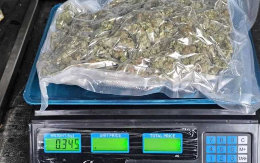 Двама мъже са задържани след открити наркотици в кола в Разград