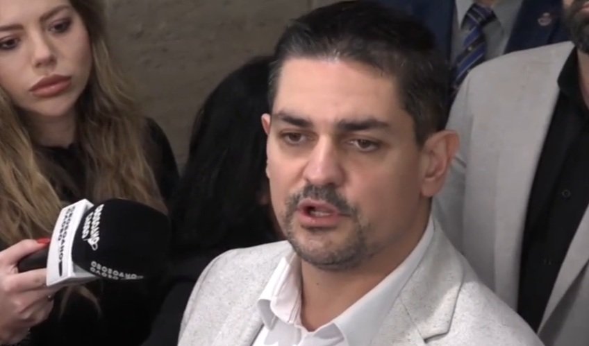 ПИК TV! Руди Гела занули кабинета Гюров: Премиерът срича от трибуната, вицепремиерът е арестуван за алкохол и наркотици. Виждаме отломки на Доган, а здравният министър е сексолог (ВИДЕО)