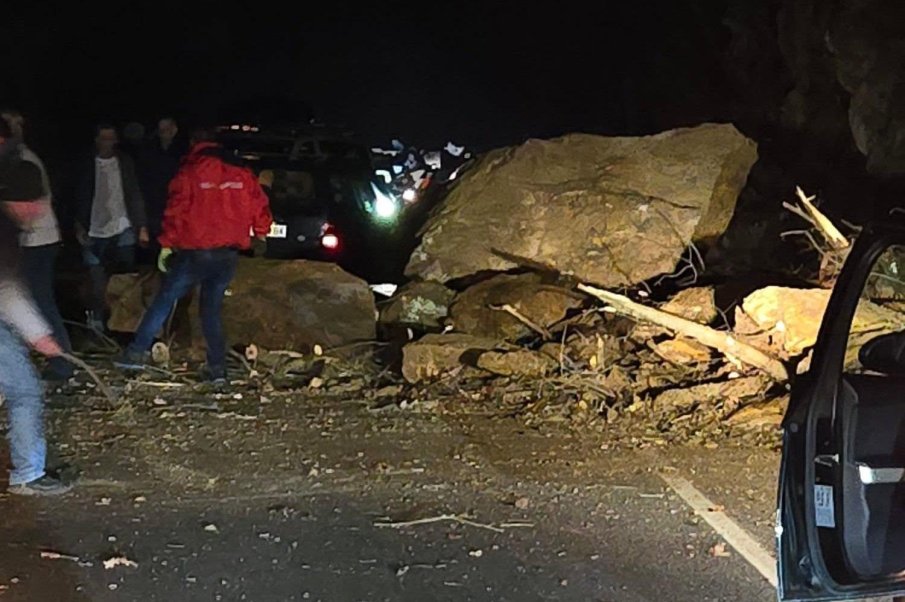 Падащи скали затвориха пътя София – Самоков