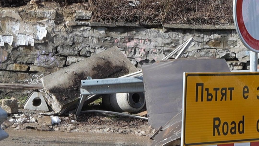 Свлачище затрупа автобусна спирка във Велико Търново