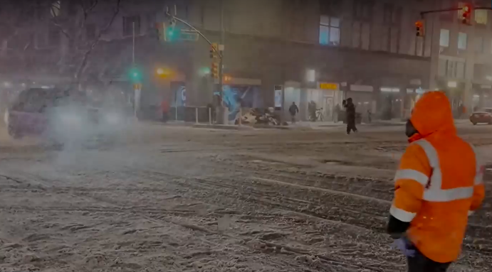 Заради снежна буря забраниха придвижването в Ню Йорк