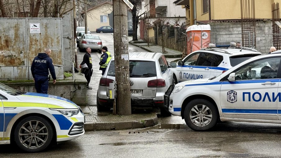 Почерпен шофьор се удари в стълб след гонка с полицията в Хасково (СНИМКИ)