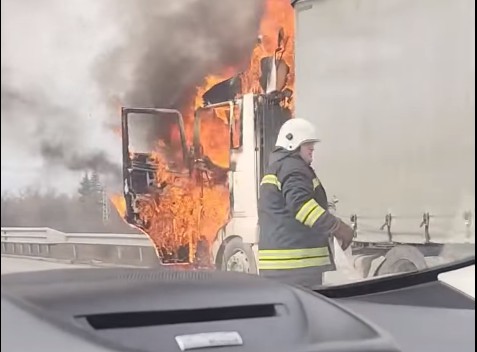 Влекач се запали на АМ „Струма“ (ВИДЕО)