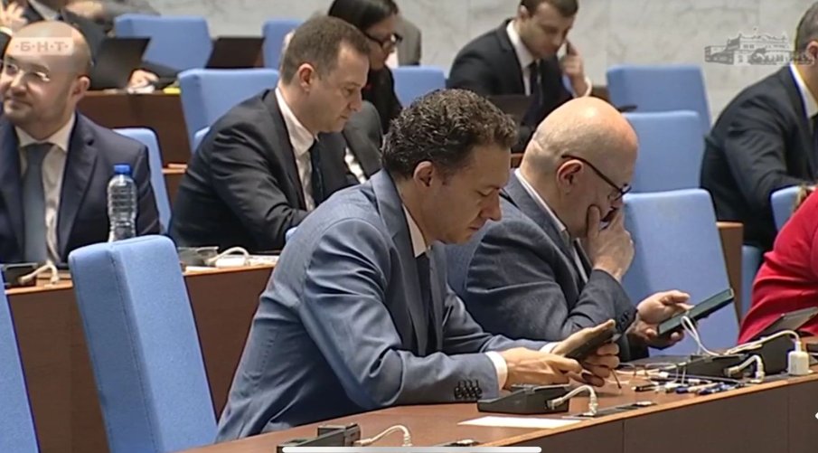 Министрите от кабинета Желязков се завърнаха в парламента