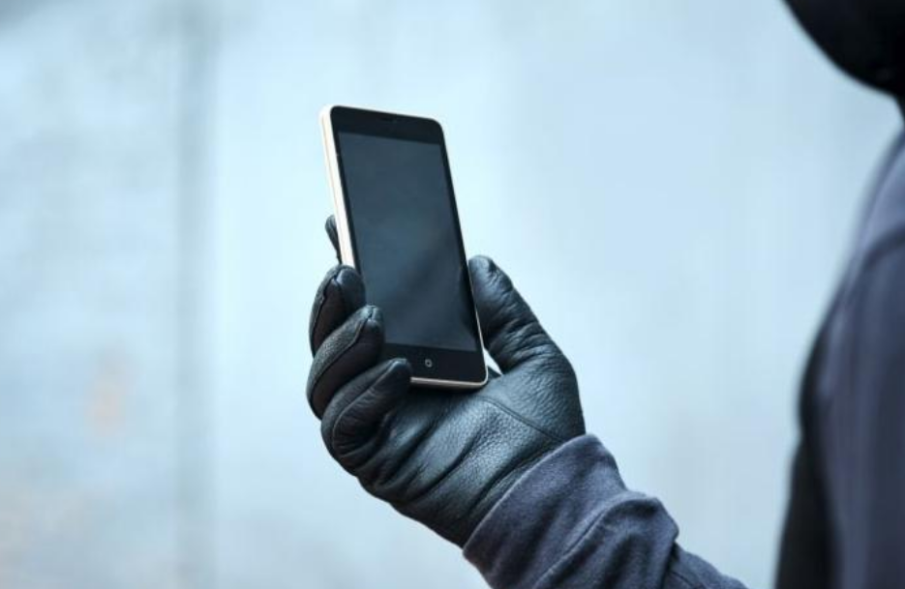 20-годишен мъж отмъкна при ало измами над 20 000 евро и злато във Варненско