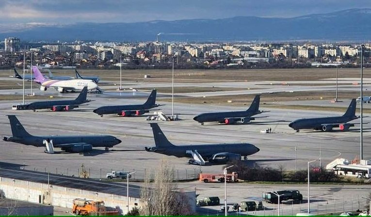 Летището в София е пълно с американски самолети