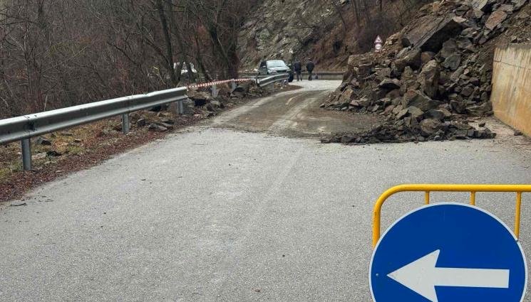Свлачище тормози село край Банско, затвориха пътя