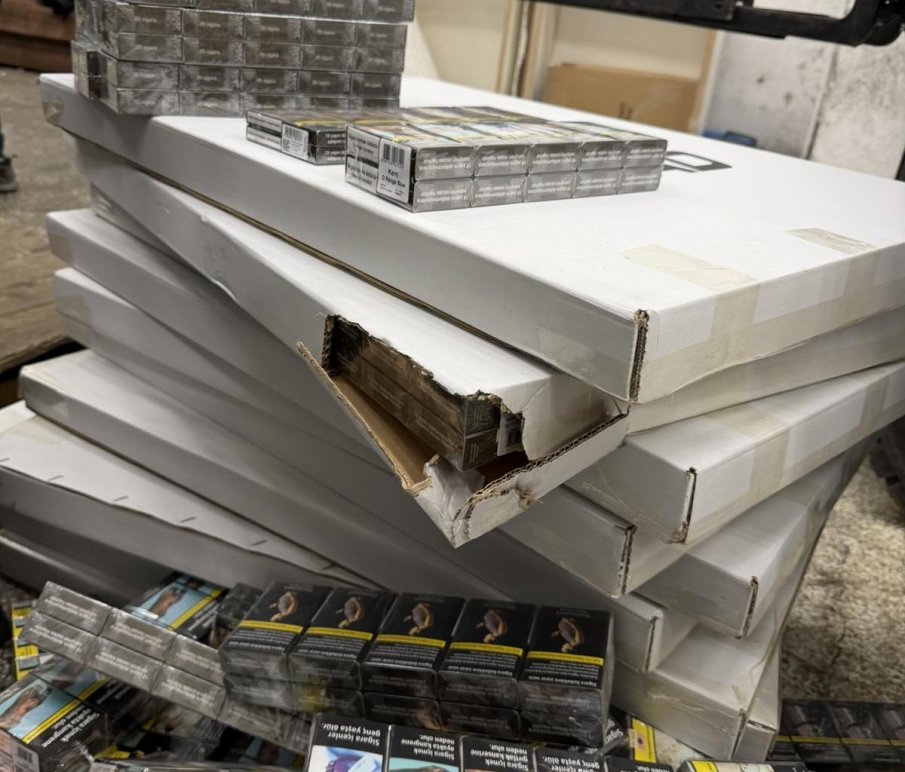 Над 400 000 къса контрабандни цигари задържаха митничарите на Капитан Андреево (СНИМКИ)