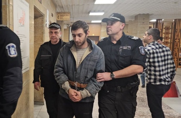 Ангел Анков, убил баща си и живял повече от седмица с трупа му, остава в ареста