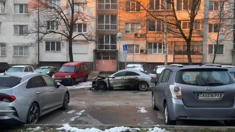 Подпалиха мерцедес в Люлин, блокирал други автомобили