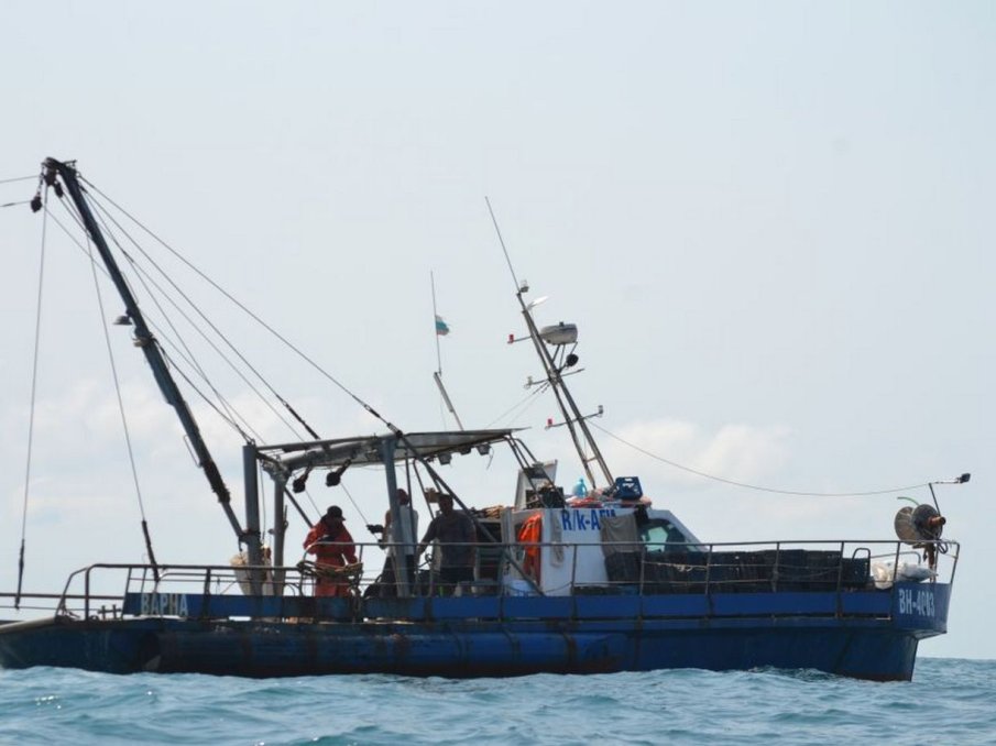 В БУРНОТО МОРЕ: Подновяват издирването на тримата рибари