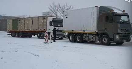 Камион от конвой на американската армия закъса в снега преди Дунав мост