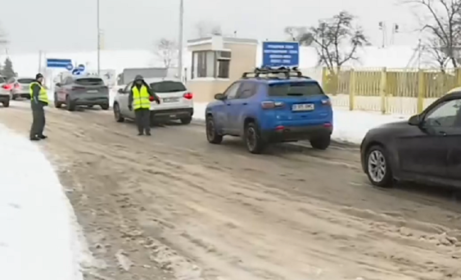 ЗИМЕН КАПАН: Черен лед и навявания по пътищата в Русенско