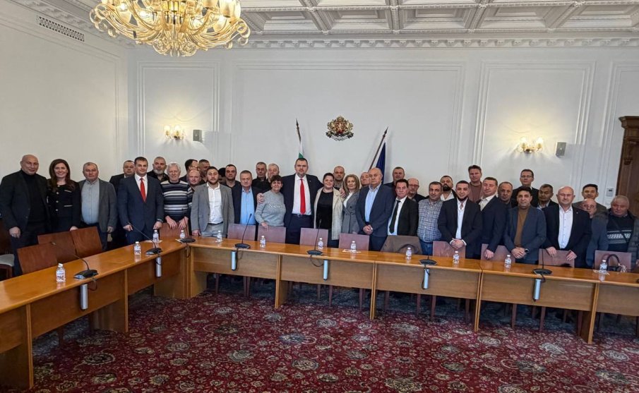 ГОРЕЩО В ПИК! Делян Пеевски се срещна с голяма група от област Добрич (СНИМКИ)