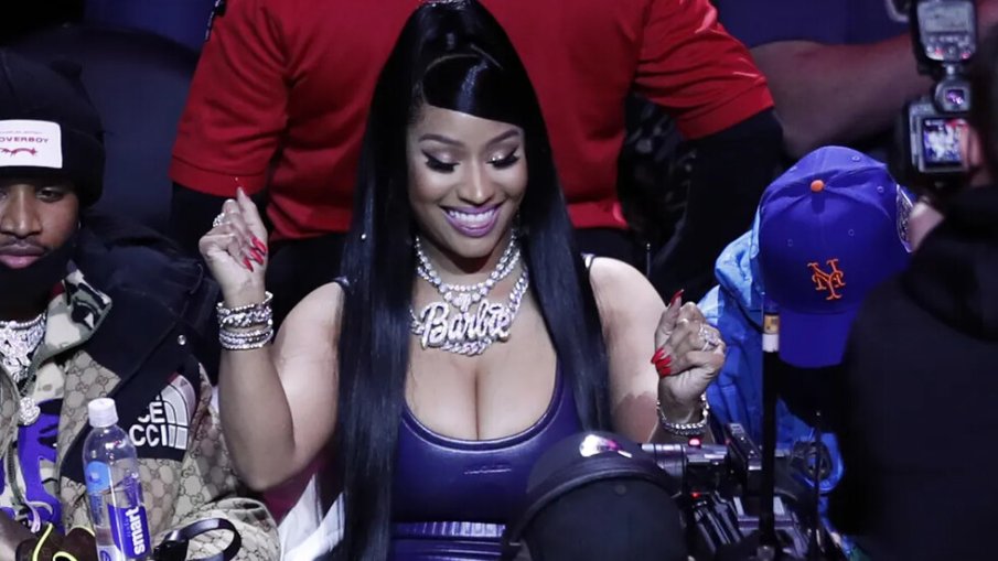 Ники Минаж получи Библия, подписана от Тръмп