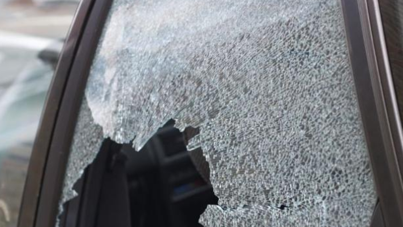 Тийнейджър хвърли камък по кола в движение на главния път София-Варна