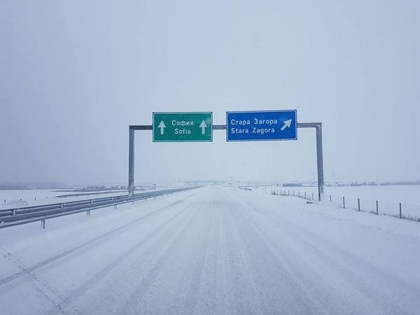 СНЕГОНАВЯВАНИЯ! Затвориха магистрала Тракия от Бургас към София