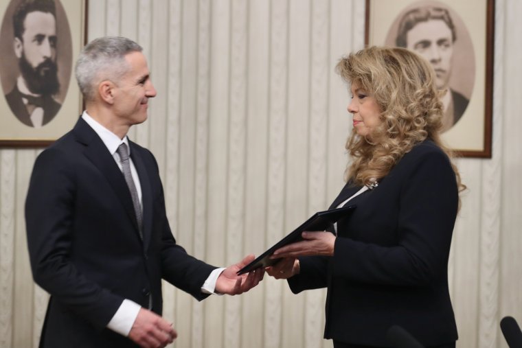 С ДВА УКАЗА: Президентът назначи служебния кабинет и насрочи изборите